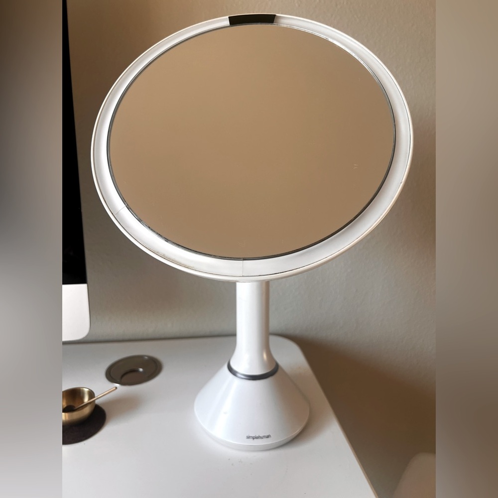 simplehuman 8" Round Sensor Makeup Mirror with Touch-Control Light Setting - Picture 3 of 5